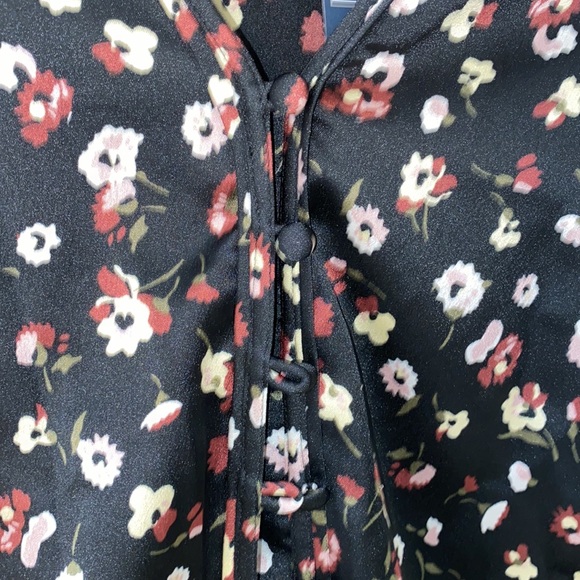Abercrombie and Fitch Black Floral long sleeve crop top - Picture 4 of 6